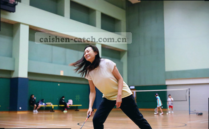 一张全景图 左侧建筑 右侧湖泊